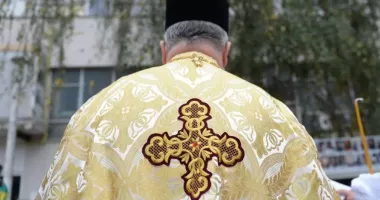 Stire din Eveniment : Preot lăsat fără zeci de mii de lei într-un hipermarket. Iată cum au fost prinși hoții