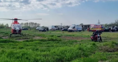 Stire din Eveniment : Accident într-un târg săptămânal. Cinci răniți după ce un șofer de 77 de ani a pierdut controlul mașinii