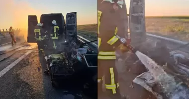 Stire din Eveniment : Flăcări pe autostradă. Autoutilitară încărcată cu mobilier, cuprinsă de incendiu