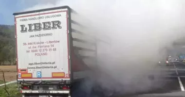 Stire din Eveniment : Un autotren încărcat cu butelii metalice a fost cuprins de flăcări
