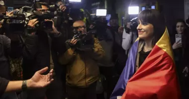 Stire din Actualitate : Alexandra Căpitănescu, întâmpinată cu emoție pe aeroport după succesul de la Eurovision