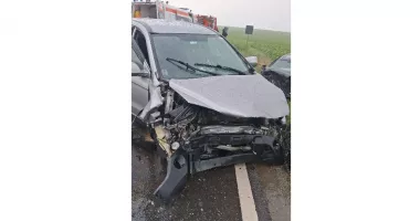 Impact între două mașini la ieșirea din Mihai Viteazu. Trei persoane au fost rănite