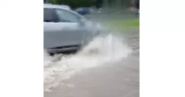 Ploaia torențială a inundat mai multe străzi din Constanța. Probleme pe bulevardul Mamaia
