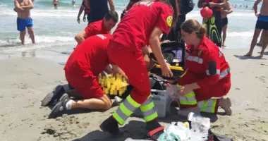 Bărbat scos din mare în stop cardio-respirator, la Mamaia. Medicii îl resuscitează