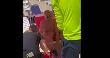 Accident pe plaja din Eforie. Un turist a fost rănit după ce o ambarcațiune a fost răsturnată de valuri