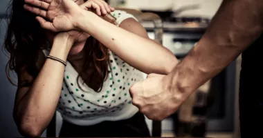 Român de 26 de ani, arestat. Este acuzat că își bătea soția gravidă și o obliga să se prostitueze