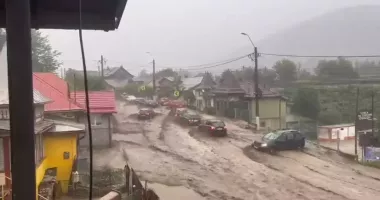 Ploile au făcut prăpăd în Bușteni. Mai multe străzi au fost inundate