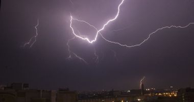 Stire din Economie : Bărbat lovit de fulger, pe un câmp