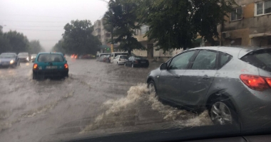Galerie foto / E RUPERE DE NORI LA CONSTANȚA! PLOUĂ CÂT PENTRU UN AN ÎNTREG! TOT ORAȘUL ESTE PARALIZAT - 2
