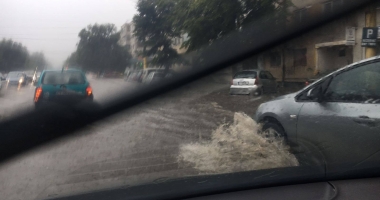 Galerie foto / E RUPERE DE NORI LA CONSTANȚA! PLOUĂ CÂT PENTRU UN AN ÎNTREG! TOT ORAȘUL ESTE PARALIZAT - 14