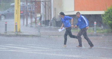 Galerie foto / E RUPERE DE NORI LA CONSTANȚA! PLOUĂ CÂT PENTRU UN AN ÎNTREG! TOT ORAȘUL ESTE PARALIZAT - 6