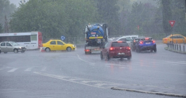Galerie foto / E RUPERE DE NORI LA CONSTANȚA! PLOUĂ CÂT PENTRU UN AN ÎNTREG! TOT ORAȘUL ESTE PARALIZAT - 7