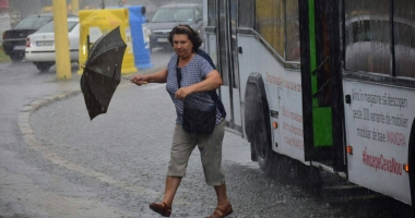 Galerie foto / E RUPERE DE NORI LA CONSTANȚA! PLOUĂ CÂT PENTRU UN AN ÎNTREG! TOT ORAȘUL ESTE PARALIZAT - 5