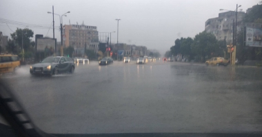 Galerie foto / E RUPERE DE NORI LA CONSTANȚA! PLOUĂ CÂT PENTRU UN AN ÎNTREG! TOT ORAȘUL ESTE PARALIZAT - 13
