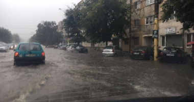 Galerie foto / E RUPERE DE NORI LA CONSTANȚA! PLOUĂ CÂT PENTRU UN AN ÎNTREG! TOT ORAȘUL ESTE PARALIZAT - 12