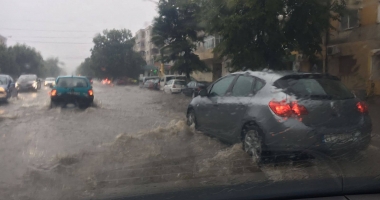 Galerie foto / E RUPERE DE NORI LA CONSTANȚA! PLOUĂ CÂT PENTRU UN AN ÎNTREG! TOT ORAȘUL ESTE PARALIZAT - 15