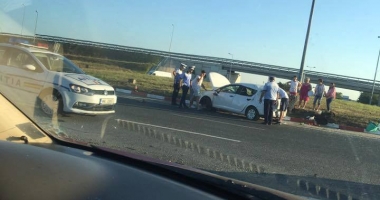 GALERIE FOTO / ACCIDENT SPECTACULOS LÂNGĂ AGIGEA! Autoturism răsturnat în sensul giratoriu - 2