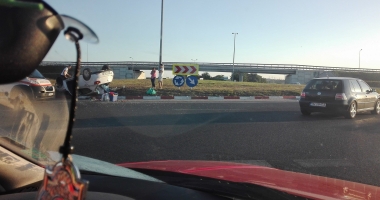 GALERIE FOTO / ACCIDENT SPECTACULOS LÂNGĂ AGIGEA! Autoturism răsturnat în sensul giratoriu - 3