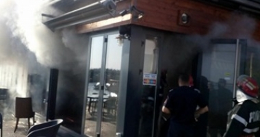 INCENDIU LA O TERASĂ DIN PORTUL TOMIS. Flăcările au izbucnit de la un frigider - 2