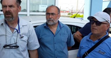 Stire din Economie : GALERIE FOTO / Protest spontan la Agenţia Română de Salvare a Vieţii Omenești pe Mare