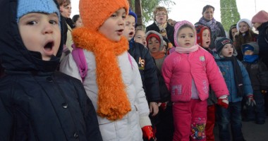 Stire din Diverse : Cum înveți copilul mic să colinde