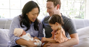 Stire din Actualitate : Mark Zuckerberg a devenit tată pentru a doua oară