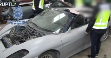 Galerie foto. Trei bărbați arestați, după ce au fost prinși că fabricau Ferrari și Lamborghini FALSE - 2