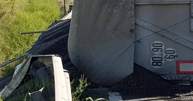 Camion răsturnat în apropiere de Cernavodă - 3