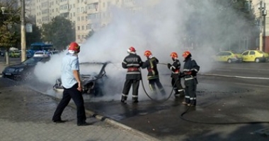 GALERIE FOTO - VIDEO / ARDE O MAȘINĂ în zona Casei de Cultură Constanța - 2