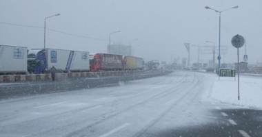 Stire din Eveniment : Restricții la frontiera cu Bulgaria. "Se circulă în condiții de iarnă"