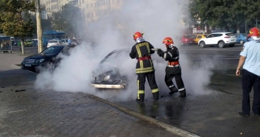GALERIE FOTO - VIDEO / ARDE O MAȘINĂ în zona Casei de Cultură Constanța - 3