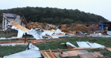 VIJELIA A FĂCUT RAVAGII / O casă MUTATĂ DIN LOC de furtuna de ieri