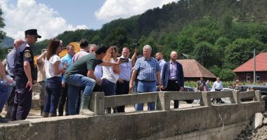 Stire din Politică-Administrație : Premierul Florin Cîțu a inspectat localitățile afectate de inundații, din Alba. „Solidaritatea este importantă”