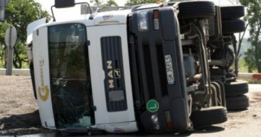 Stire din Eveniment : UPDATE - ACCIDENT în județul Constanța / TIR cu cherestea, răsturnat pe șosea