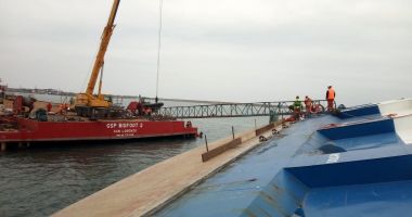 Stire din Eveniment : Navigație restricționată în portul Midia. Se lucrează la verticalizarea epavei "Queen Hind"