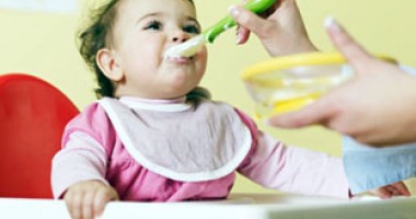 Stire din Cetățenești : Când ar trebui diversificată dieta bebelușului