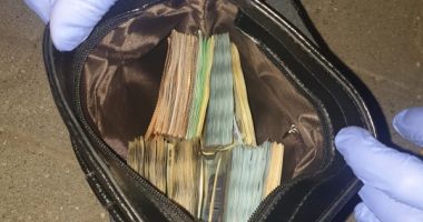 Stire din Eveniment : Doi tineri, reţinuţi de Poliţie, după ce au furat din casa unui bărbat 40.000 de euro și 64.000 de lei