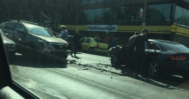 Accident între 3 autoturisme, pe bulevardul Alexandru Lăpușneanu. Traficul este îngreunat - 2