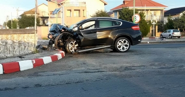 Stire din Eveniment : ACCIDENT SPECTACULOS ÎN NĂVODARI! Beat la volan, s-a izbit cu bolidul într-un sens giratoriu