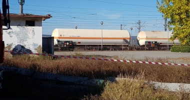Stire din Eveniment : GALERIE FOTO / Pericol de explozie! Pierderi de gaze la un tren staționat în Saligny