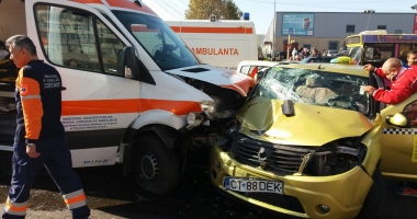 Galerie FOTO - VIDEO. GRAV ACCIDENT RUTIER ÎN CONSTANȚA! IMPACT PUTERNIC ÎNTRE UN TAXI ȘI O AMBULANȚĂ - 3
