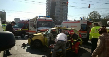 Galerie FOTO - VIDEO. GRAV ACCIDENT RUTIER ÎN CONSTANȚA! IMPACT PUTERNIC ÎNTRE UN TAXI ȘI O AMBULANȚĂ - 5