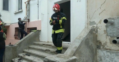 Stire din Eveniment : Galerie foto / Două persoane imobilizate la pat, arse într-un incendiu, la Medgidia