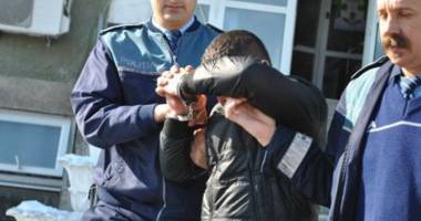 Hoț minor, dat în urmărire națională, prins de polițiști