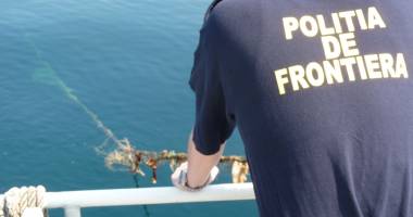 Stire din Eveniment : MISIUNE DIFICILĂ / 12 turiști salvați de la înec de polițiștii de frontieră