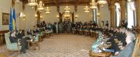 Stire din Politică-Administrație : Revizuirea Constituției începe cu… dansul fetelor de la Căpâlna: un pas înainte, doi pași înapoi