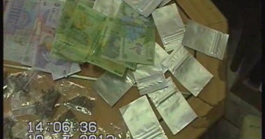 Mamă și fiică, anchetate de Poliție pentru trafic cu etnobotanice - 1