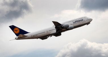 Stire din Actualitate : AVION CĂZUT SUTE DE METRI ÎN GOL! Şapte persoane, duse la spital. Ce spune Lufthansa despre incident