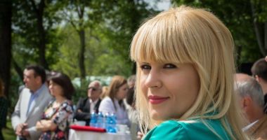 Stire din Monden : Elena Udrea își botează fetița. Eva Maria împlinește astăzi un an
