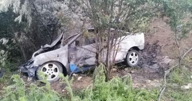Stire din Eveniment : ACCIDENT LA AGIGEA. O mașină a RUPT PARAPETUL, CINCI TINERI au fost RĂNIȚI!